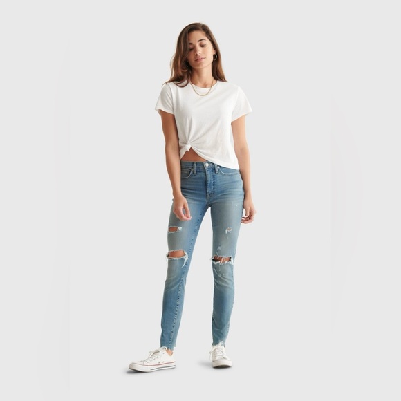 💥 Lucky Brand High Rise Blue Distressed Women's Jeans - Picture 2 of 8